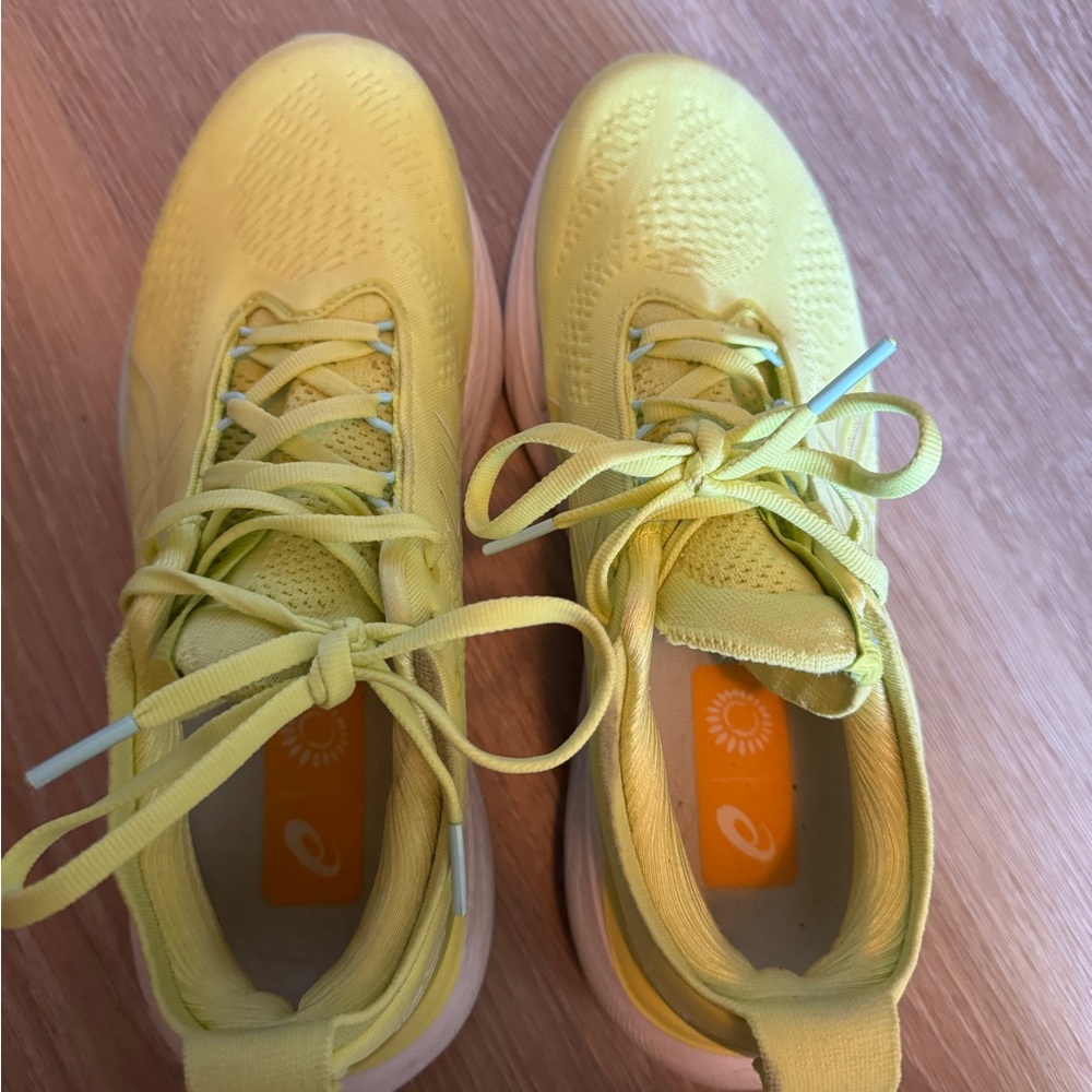 Gel Nimbus 25 size 7 in men’s (fits a women 8.5)